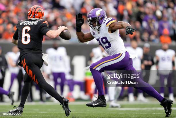 Jake Browning of the Cincinnati Bengals is pursued by Danielle Hunter of the Minnesota Vikings as he looks to throw the ball in the second half of...