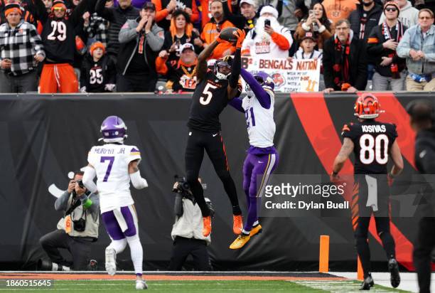 Tee Higgins of the Cincinnati Bengals catches the ball for a touchdown in the fourth quarter of the game against the Minnesota Vikings at Paycor...