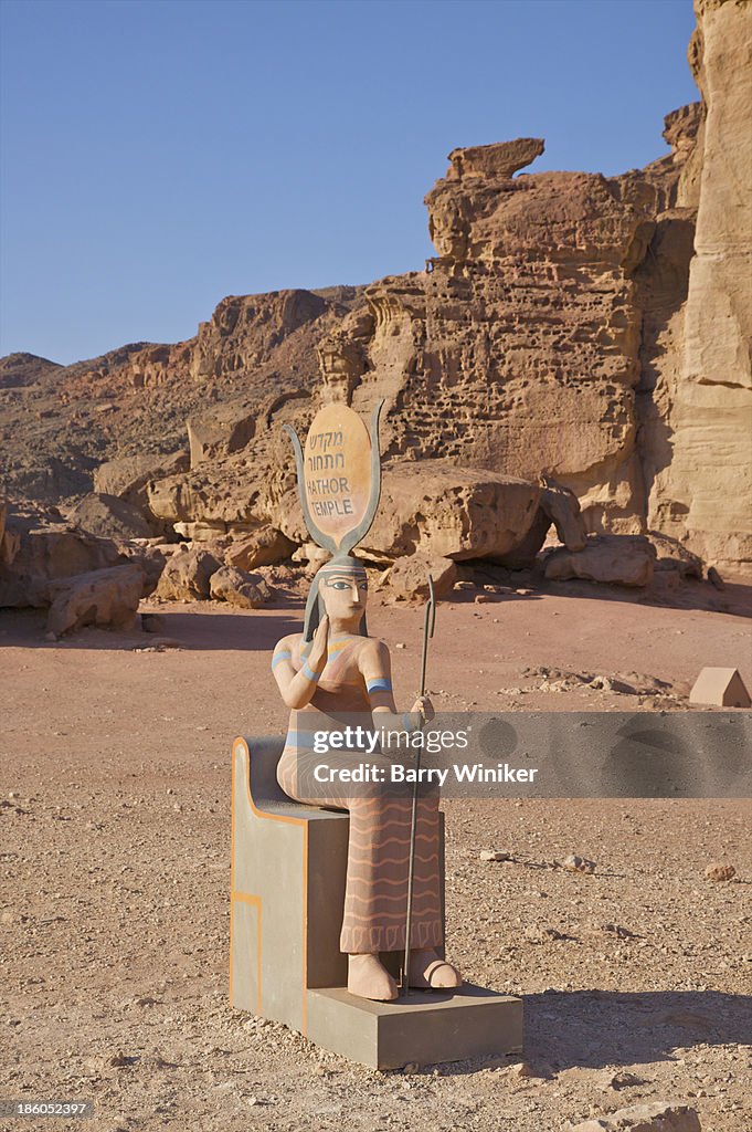 Statues Sign Seated Statue Sign Pointing Out Prominent Landmark High-Res Stock Photo ...