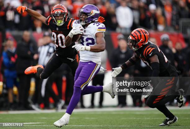 Ty Chandler of the Minnesota Vikings carries the ball in the fourth quarter of the game against the Cincinnati Bengals at Paycor Stadium on December...