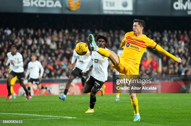 Robert Lewandowski of FC Barcelona controls the ball during the LaLiga EA Sports match between Valencia CF and FC Barcelona at Estadio Mestalla on...