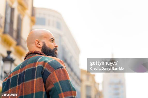 man with urban bohemian style in the historic center, bearded man in beret, bohemian style in the city. - pérdida de pelo fotografías e imágenes de stock