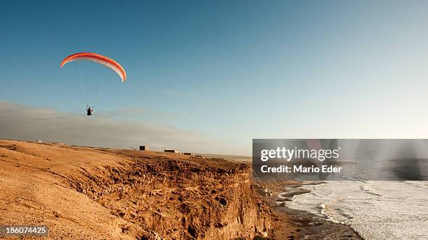 cliff paragliding - paragliding stock pictures, royalty-free photos & images