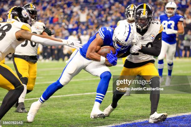 Montgomery of the Indianapolis Colts runs past Patrick Peterson of the Pittsburgh Steelers while scoring a receiving touchdown during the second...