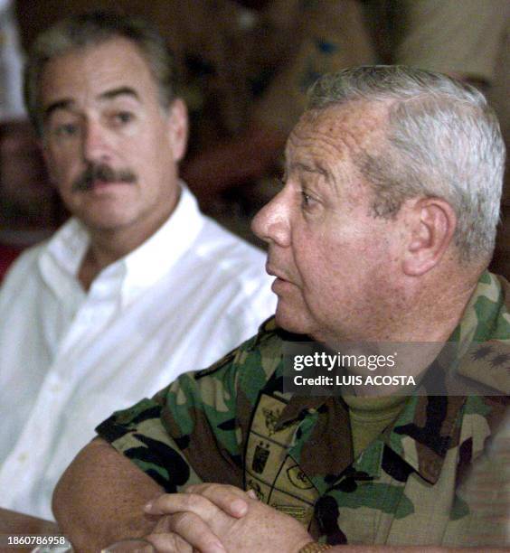 Photo taken 05 October 2001 of General Fernando Tapias , commander of the Colombian Army, next to president Andres Pastrana, at a military base in...