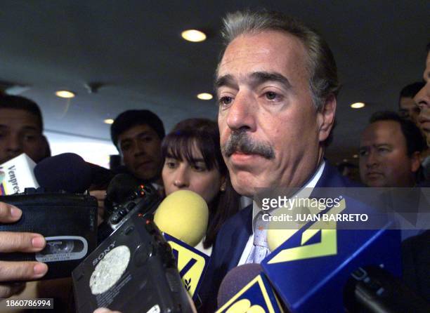 Colombian President is seen with the press in Porlamar, Venezuela 11 December 2001. Andres Pastrana, presidente de Colombia, conversa con medios de...