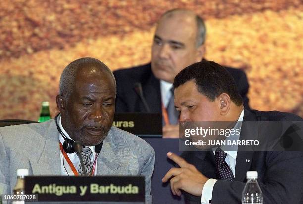 Venezuelan President Hugo Chavez talks with the Economy Minister Hilroy Humphreys of Antigua and Barbuda 11 December 2001 in Margarita, Venezuela. El...