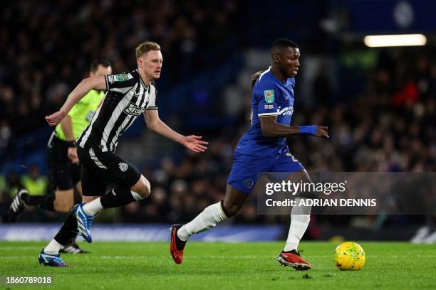 Newcastle United's English midfielder Sean Longstaff fights for the ball with Chelsea's Ecuadorian midfielder Moises Caicedo during the English...