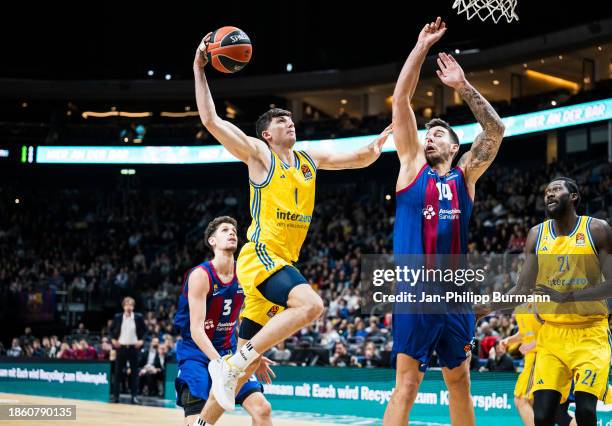 Gabriele Procida of ALBA Berlin versucht the Dunk before Guillermo Gustavo Hernangómez Geuer of FC Barcelona during the Turkish Airlines Basketball...