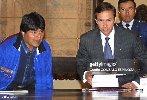 Bolivian President Jorge Quiroga RamÍrez and presidential candidate Evo Morales are seen at a meeting in La Paz, Bolivia 31 July 2002. El presidente...