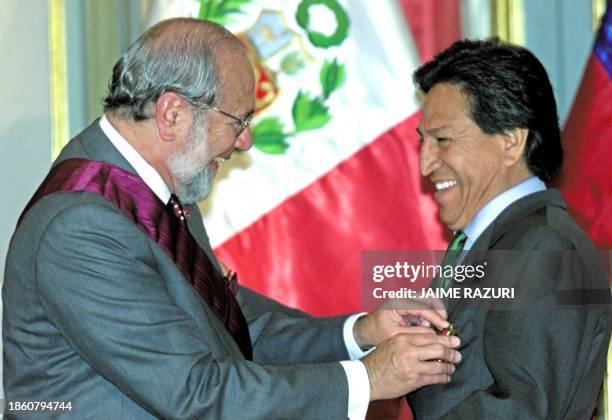 Ecuadorean President Gustavo Noboa and the President of Peru Alejandro Toledo are seen smiling in Lima, Peru 08 March 2002. El presidente de Ecuador...