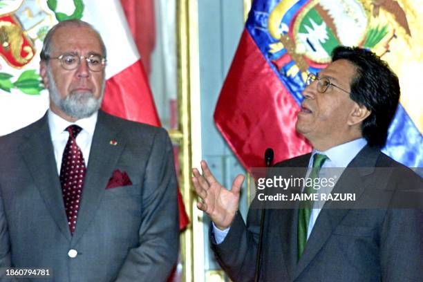 Ecuadorean President Gustavo Noboa and the President of Peru Alejandro Toledo are seen conversing in Lima, Peru 08 March 2002. El presidente de...