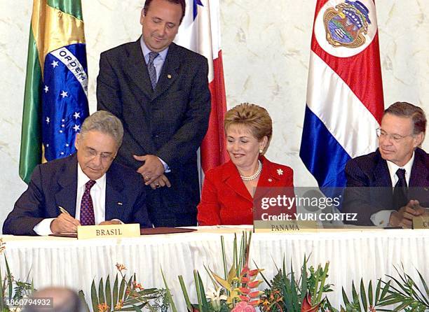 President of Brazil, Fernando Cardoso , signs the Tratado de Libre Comercio between El Salvador and Panama, while the president of Panama, Mireya...