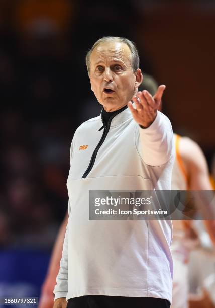 Tennessee Volunteers head coach Rick Barnes coaches during the college basketball game between the Tennessee Volunteers and the Illinois Fighting...