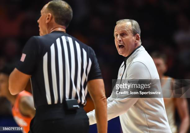 Tennessee Volunteers head coach Rick Barnes talks to an official during the college basketball game between the Tennessee Volunteers and the Illinois...