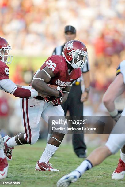 Running back Damien Williams of the Oklahoma Sooners runs with the ball during the game against the West Virginia Mountaineers on September 7, 2013...