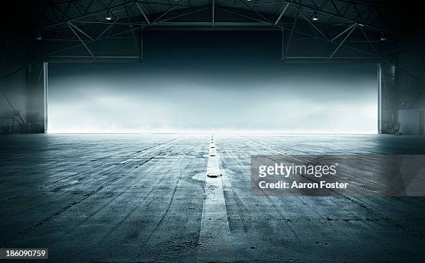 airport hanger - ausencia - fotografias e filmes do acervo