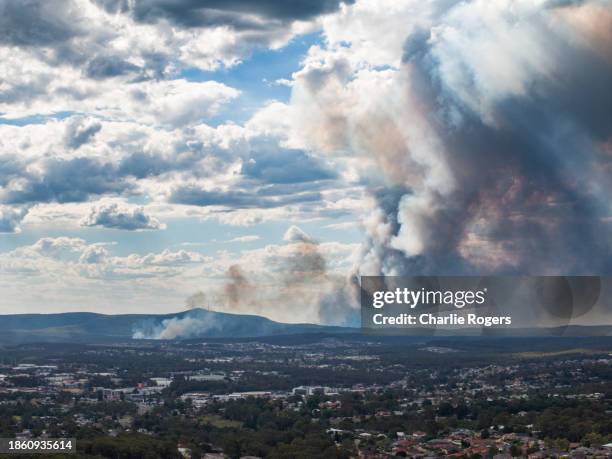 bushfire over the hunter region in newcastle, australia - australia bushfire stock pictures, royalty-free photos & images