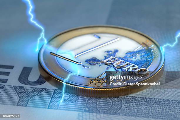 stockillustraties, clipart, cartoons en iconen met euro coin and banknote with forked lightning - schuldencrisis eurozone