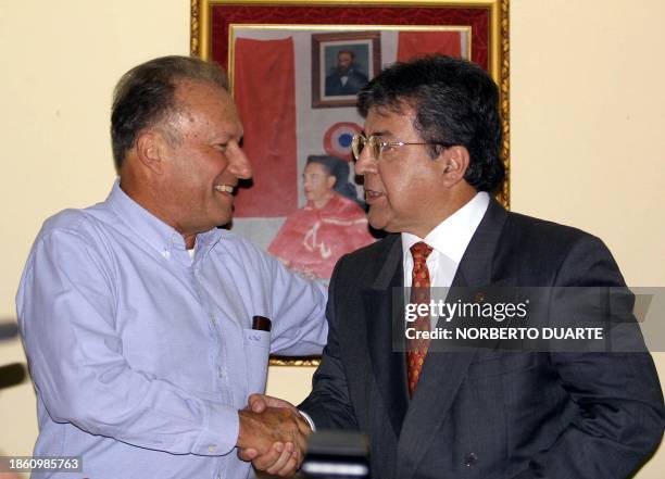 The president of the Colorado, Nicanor Duarte Frutos , greets the candidate for the vice presidency, Carlos Romero Pereira, 23 October 2002, in...