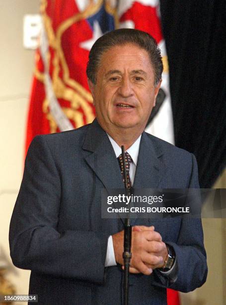 Argentine President Eduardo Duhalde speaks to the press in Santiago, Chile 29 October 2002. El presidente argentino Eduardo Duhalde da una...