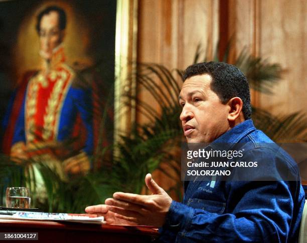 Venezuelan President Hugo Chávez is seen speaking during his television program in Caracas, Venezuela 12 october 2002. El presidente venezolano Hugo...