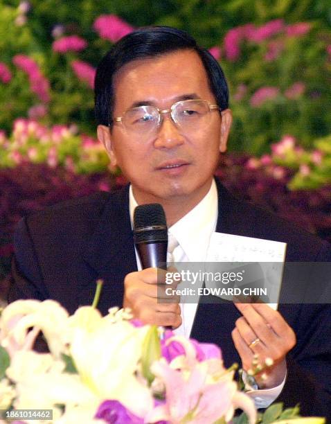 Taiwan President Chen Shui-bian shows a paper slip informing him of her wife Wu Shu-chen's illness during the last of her three-leg visit to the...