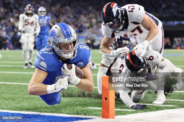 Sam LaPorta of the Detroit Lions dives into the endzone for a touchdown during the second quarter against the Denver Broncos at Ford Field on...