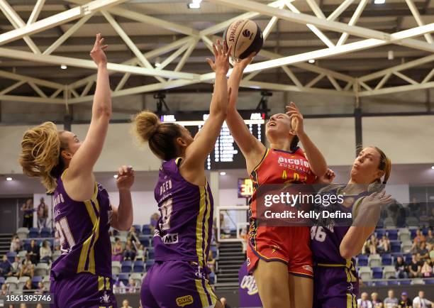 Isobel Borlase of the Lightning drives to the basket during the WNBL match between Melbourne Boomers and Adelaide Lightning at Melbourne Sports...