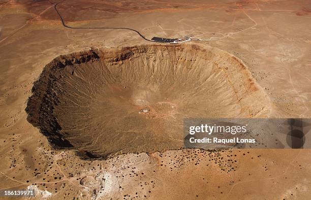 meteor crater from the air - cratera do meteoro arizona imagens e fotografias de stock
