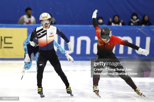 Liu Shaoang of China competes with Seo Yi Ra of South Korea in the Men 500m Final A during the ISU World Cup Short Track on December 17, 2023 in...