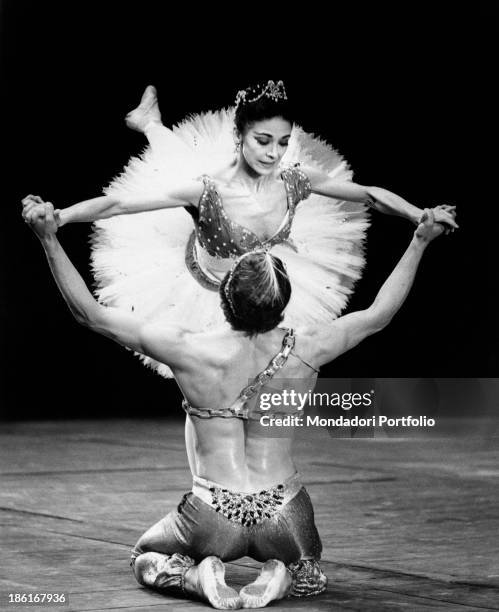 Russian-born Austrian ballet dancer Rudolf Nureyev holding up British ballet dancer Margot Fonteyn performing a figure from the pas de deux The...