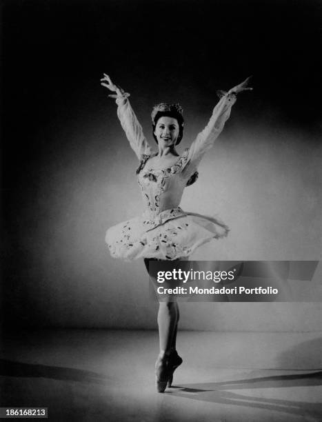 Soviet ballet dancer Violetta Elvin of the Sadler's Wells Ballet playing the role of Princesse Florine in The Sleeping Beauty. 1940s.