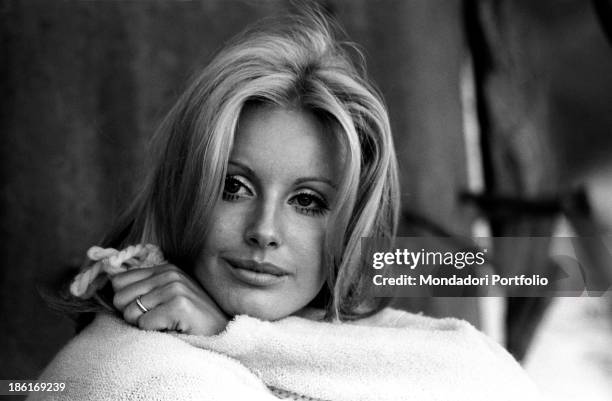 Italian TV presenter and actress Gabriella Farinon smiling wrapped up in a shawl. Italy, 1968.