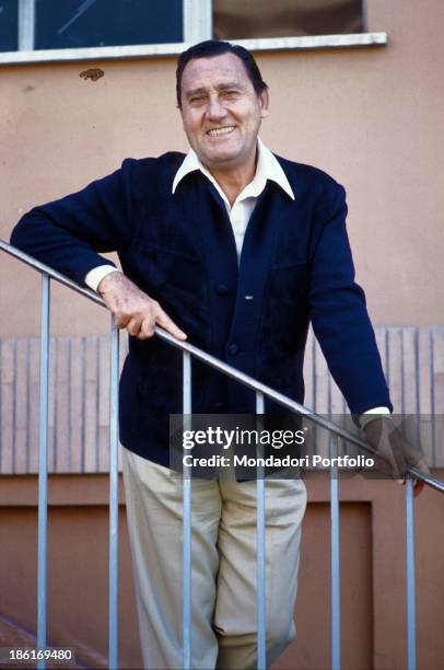 Italian actor and director Alberto Sordi smiling leaning on a balustrade. 1979.