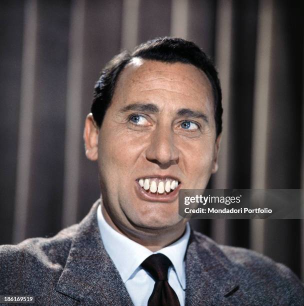 Italian actor and director Alberto Sordi acting with false teeth in the segment Guglielmo il Dentone from the film Complexes. 1965.