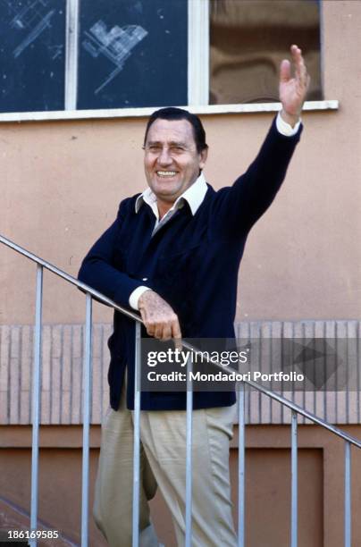 Italian actor and director Alberto Sordi greeting with his arm raised. 1979.
