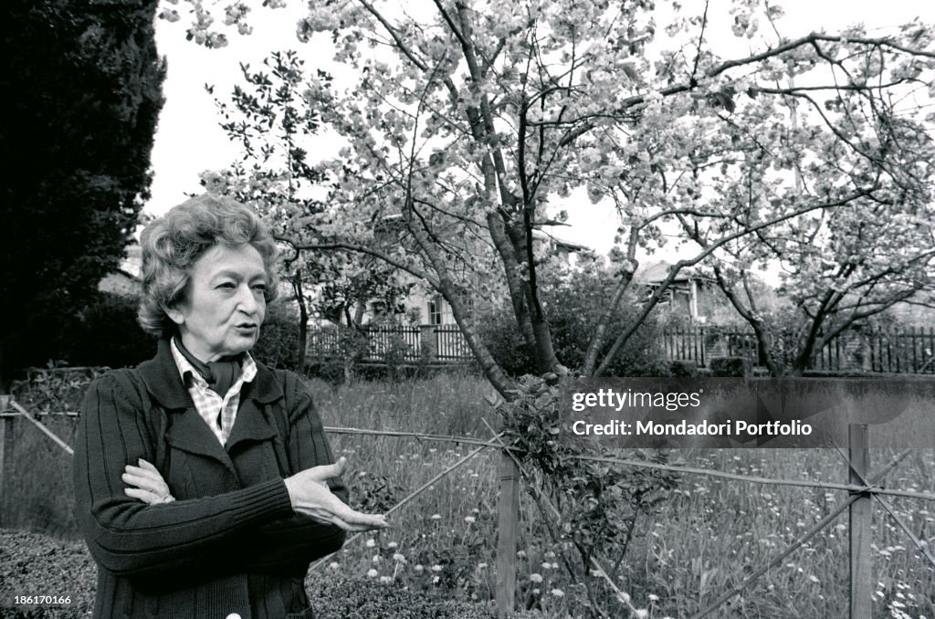 Alba de Céspedes in the garden