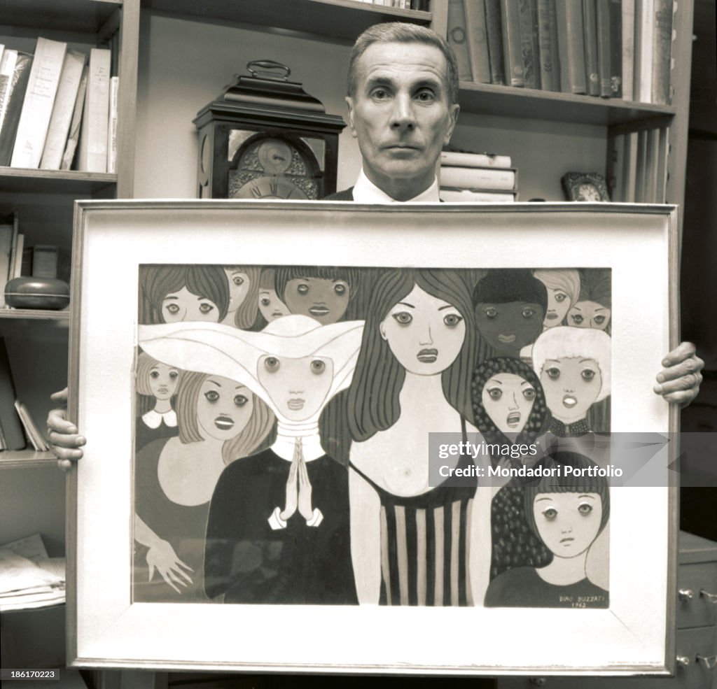 Dino Buzzati showing one of his paintings