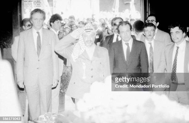 Palestinian leader of Palestine Liberation Organization Yasser Arafat and Italian politicians Achille Occhetto and Massimo D'Alema paying tribute to...