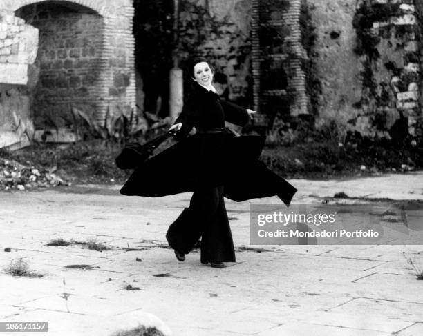 The Italian actress and singer Daniela Goggi, with radiant look, is improvising a dance movement by doing a pirouette; the artist has reached her...