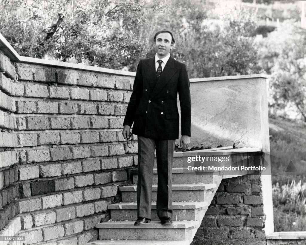 Pippo Baudo going down a staircase