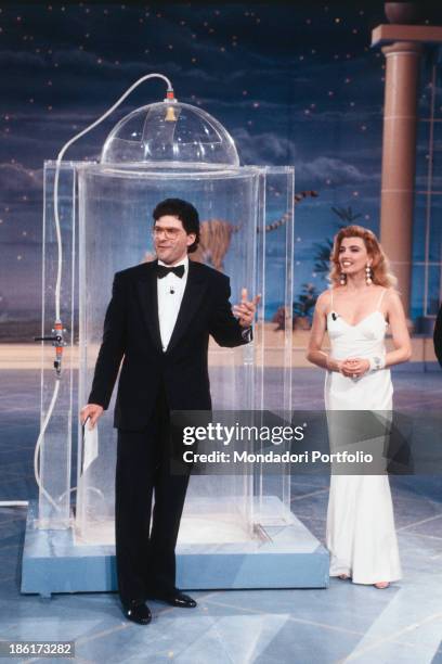 Italian TV presenter Milly Carlucci and Italian TV presenter and dubber Fabrizio Frizzi presenting the TV show Scommettiamo che..?. Italy, 1991.