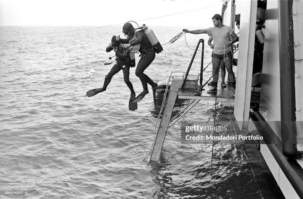 Scuba divers into the water