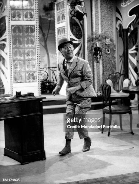 Italian actor and comedian Erminio Macario performing in a comic gag in the theatrical show Il cuoco e il segretario. The show was televised on the...