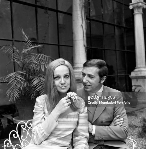 Italian TV and radio presenter Mike Bongiorno and his partner, the Italian journalist and art director Annarita Torsello, relaxing seated in the...