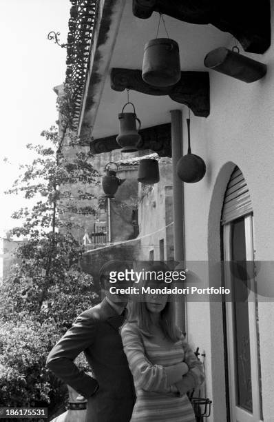 Italian TV and radio presenter Mike Bongiorno and his partner, the Italian journalist and art director Annarita Torsello, posing on the balcony of a...