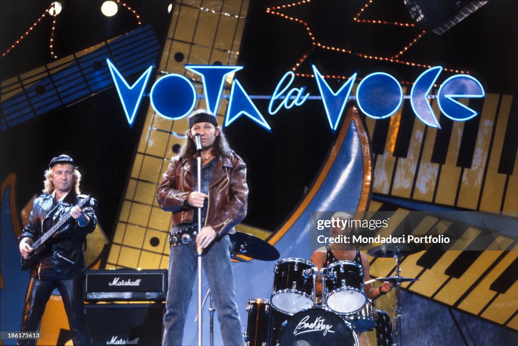 The rock singer Vasco Rossi in Vota la Voce. Behind him the logo of