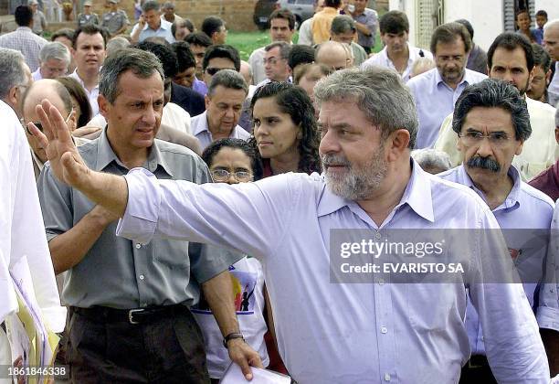 Brazilian President Luiz Inácio Lula da Silva greets citizens of Teresina, northern Brazil, 10 January, 2003. Lula arrived in Teresina, the capital...