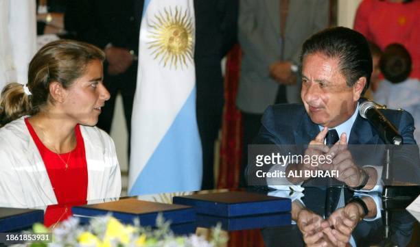 Argentinian President Eduardo Duhalde speaks with Cecilia Rognoni, of the womans hockey league, at the Government House in Buenos Aires, 10 December...
